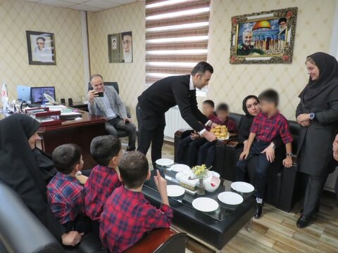 دیدار صمیمی کودکان مقیم بهزیستی با مدیرکل بهزیستی البرز به مناسبت روز مادر