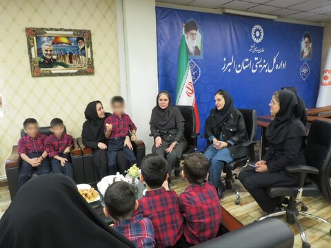 دیدار صمیمی کودکان مقیم بهزیستی با مدیرکل بهزیستی البرز به مناسبت روز مادر
