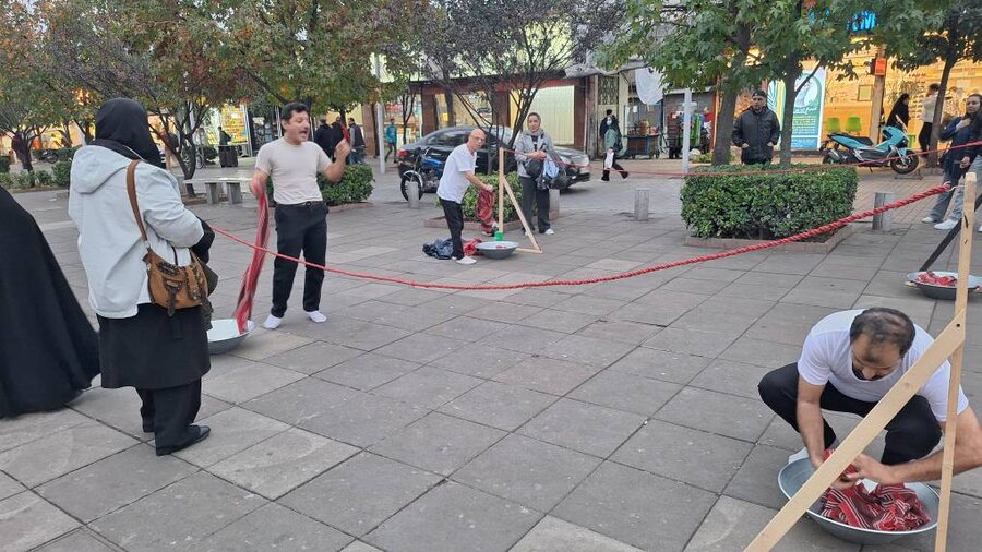 اجرای تئاتر خیابانی توسط توانخواهان به مناسبت هفته جهانی افراد دارای معلولیت