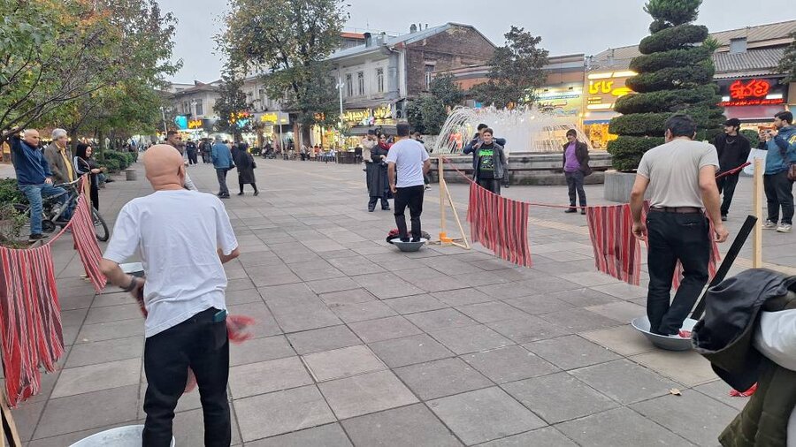 اجرای تئاتر خیابانی توسط توانخواهان به مناسبت هفته جهانی افراد دارای معلولیت