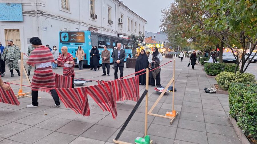 اجرای تئاتر خیابانی توسط توانخواهان به مناسبت هفته جهانی افراد دارای معلولیت