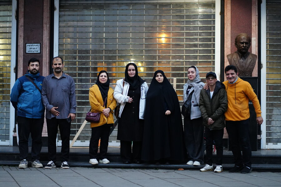 اجرای تئاتر خیابانی توسط توانخواهان به مناسبت هفته جهانی افراد دارای معلولیت