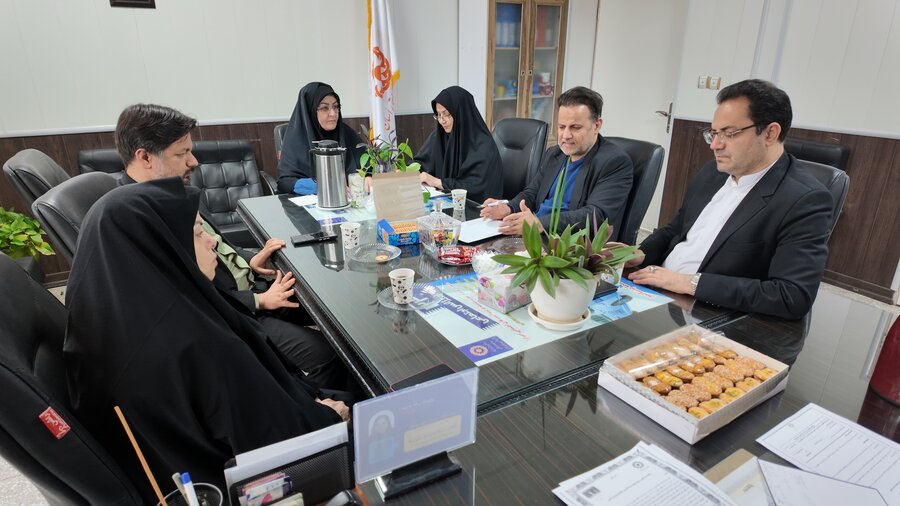 در جلسهای با حضور مسئولان نهضت سوادآموزی و بهزیستی استان قم تعهدات طرفین در زمینه سوادآموزی زنان سرپرست خانوار بررسی شد.