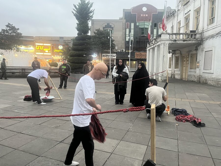 اجرای تئاتر خیابانی توسط توانخواهان به مناسبت هفته جهانی افراد دارای معلولیت