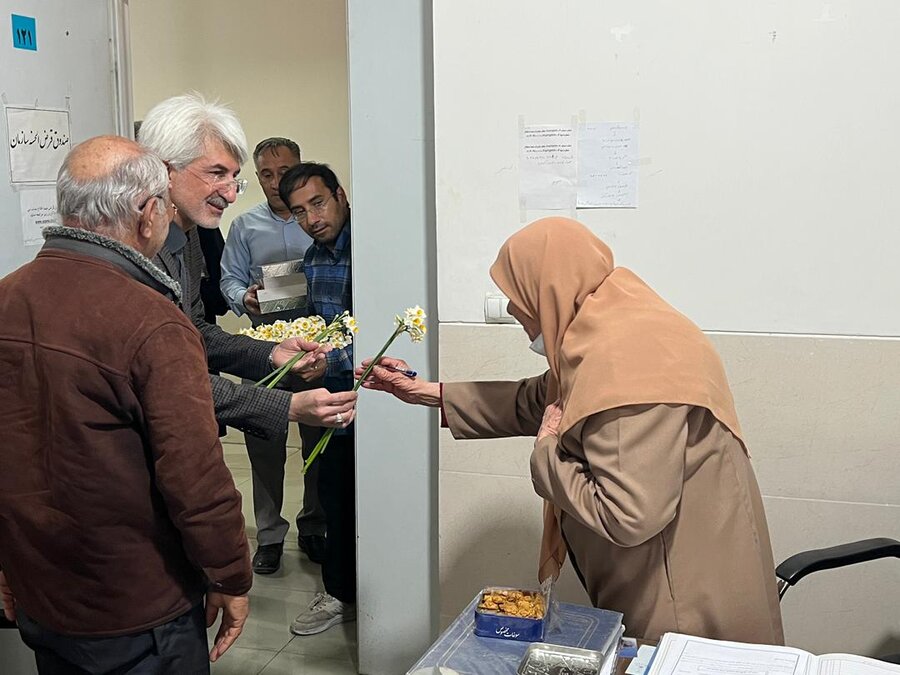 حضور مدیرکل و معاونین بهزیستی فارس در محل کار همکاران اداره‌کل / تقدیم گل و شیرینی به مناسبت میلاد حضرت زهرا(س) و روز زن و مادر