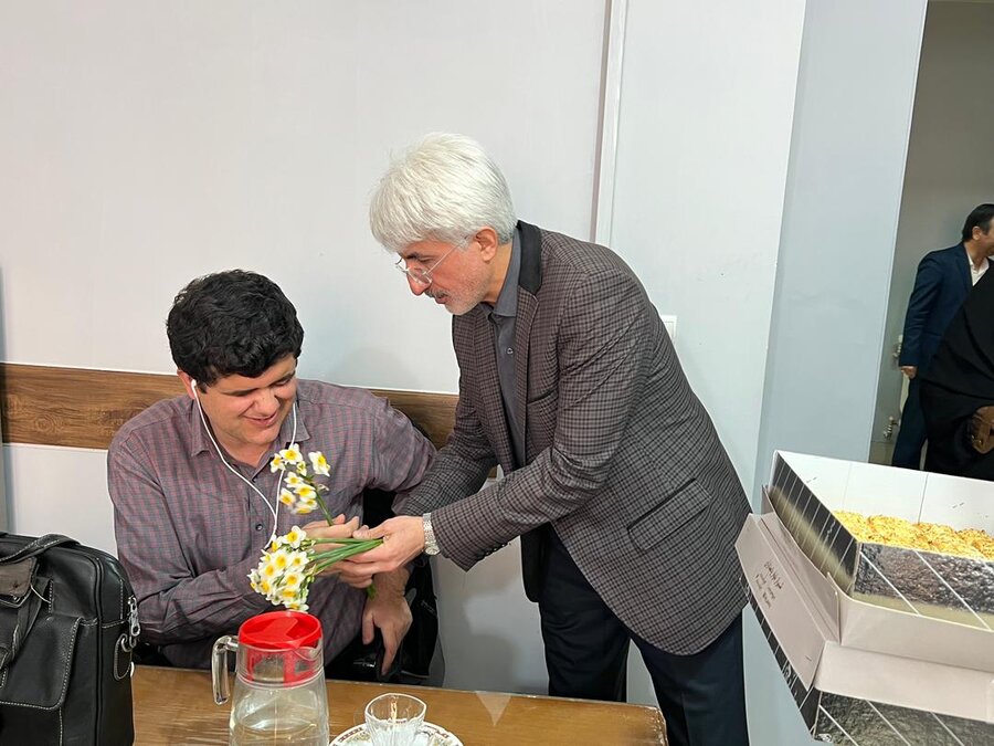 حضور مدیرکل و معاونین بهزیستی فارس در محل کار همکاران اداره‌کل / تقدیم گل و شیرینی به مناسبت میلاد حضرت زهرا(س) و روز زن و مادر