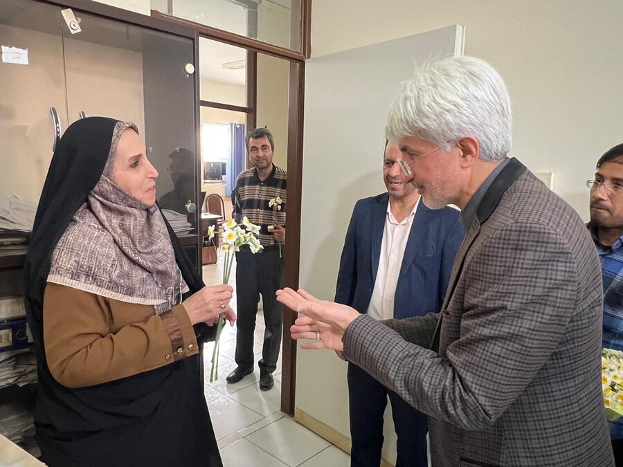 حضور مدیرکل و معاونین بهزیستی فارس در محل کار همکاران اداره‌کل / تقدیم گل و شیرینی به مناسبت میلاد حضرت زهرا(س) و روز زن و مادر