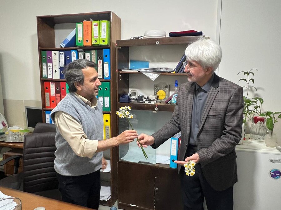 حضور مدیرکل و معاونین بهزیستی فارس در محل کار همکاران اداره‌کل / تقدیم گل و شیرینی به مناسبت میلاد حضرت زهرا(س) و روز زن و مادر