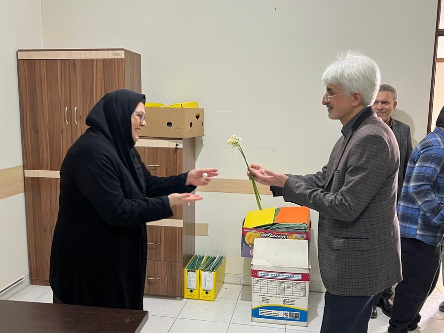 حضور مدیرکل و معاونین بهزیستی فارس در محل کار همکاران اداره‌کل / تقدیم گل و شیرینی به مناسبت میلاد حضرت زهرا(س) و روز زن و مادر