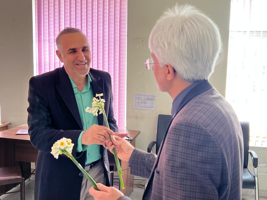 حضور مدیرکل و معاونین بهزیستی فارس در محل کار همکاران اداره‌کل / تقدیم گل و شیرینی به مناسبت میلاد حضرت زهرا(س) و روز زن و مادر