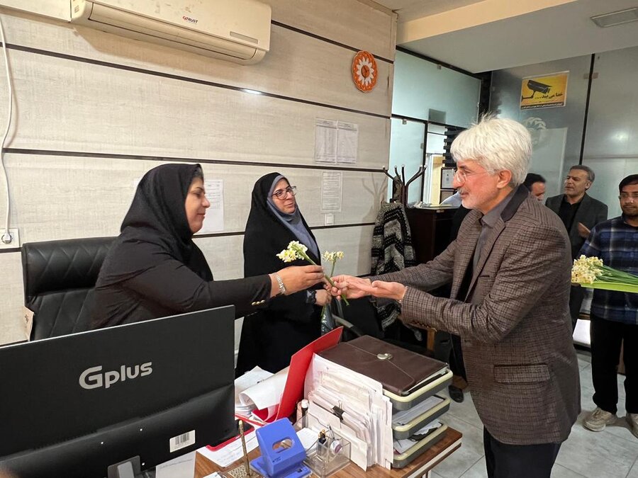 حضور مدیرکل و معاونین بهزیستی فارس در محل کار همکاران اداره‌کل / تقدیم گل و شیرینی به مناسبت میلاد حضرت زهرا(س) و روز زن و مادر