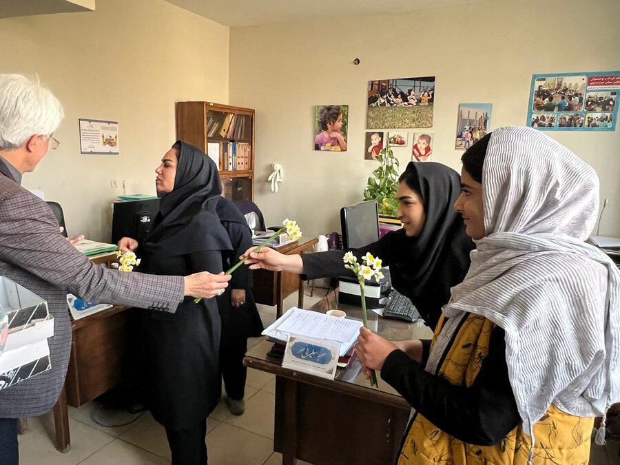 حضور مدیرکل و معاونین بهزیستی فارس در محل کار همکاران اداره‌کل / تقدیم گل و شیرینی به مناسبت میلاد حضرت زهرا(س) و روز زن و مادر