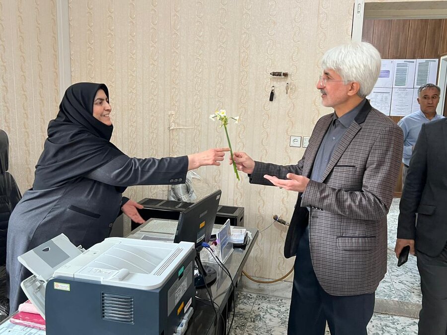 حضور مدیرکل و معاونین بهزیستی فارس در محل کار همکاران اداره‌کل / تقدیم گل و شیرینی به مناسبت میلاد حضرت زهرا(س) و روز زن و مادر