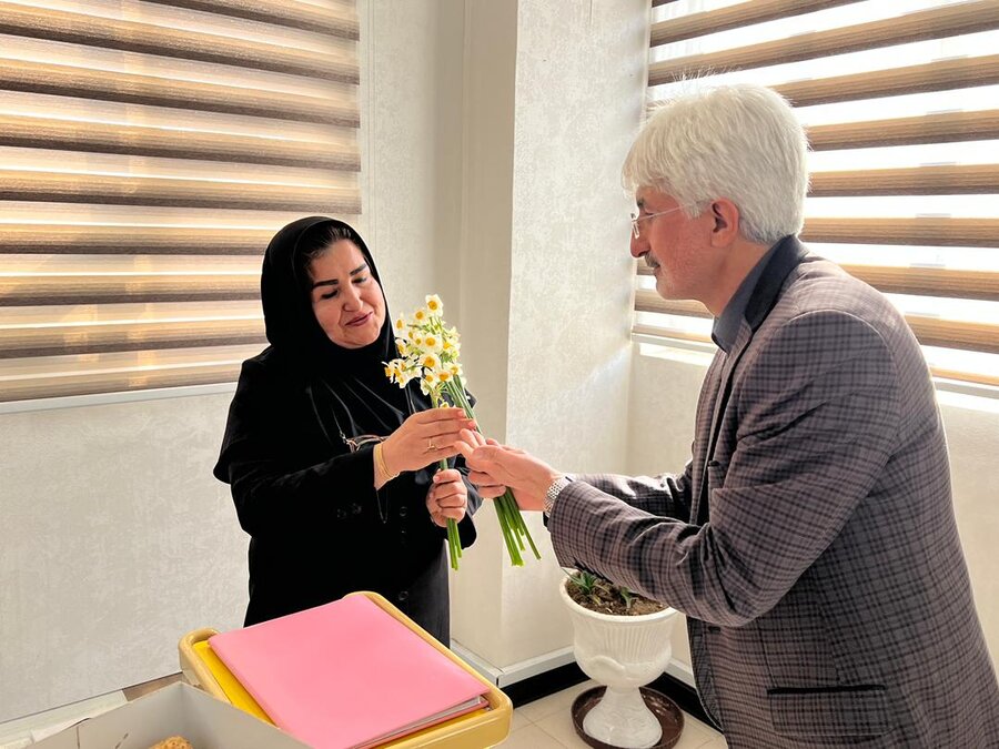 حضور مدیرکل و معاونین بهزیستی فارس در محل کار همکاران اداره‌کل / تقدیم گل و شیرینی به مناسبت میلاد حضرت زهرا(س) و روز زن و مادر