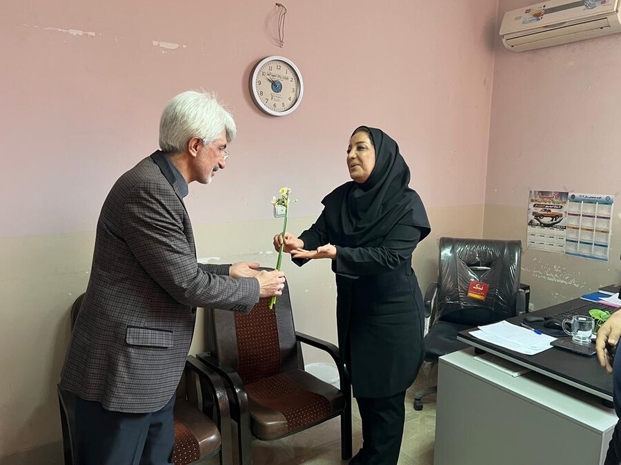 حضور مدیرکل و معاونین بهزیستی فارس در محل کار همکاران اداره‌کل / تقدیم گل و شیرینی به مناسبت میلاد حضرت زهرا(س) و روز زن و مادر