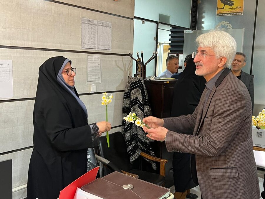 حضور مدیرکل و معاونین بهزیستی فارس در محل کار همکاران اداره‌کل / تقدیم گل و شیرینی به مناسبت میلاد حضرت زهرا(س) و روز زن و مادر