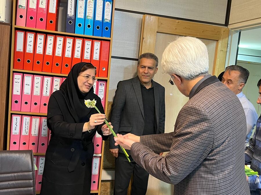 حضور مدیرکل و معاونین بهزیستی فارس در محل کار همکاران اداره‌کل / تقدیم گل و شیرینی به مناسبت میلاد حضرت زهرا(س) و روز زن و مادر