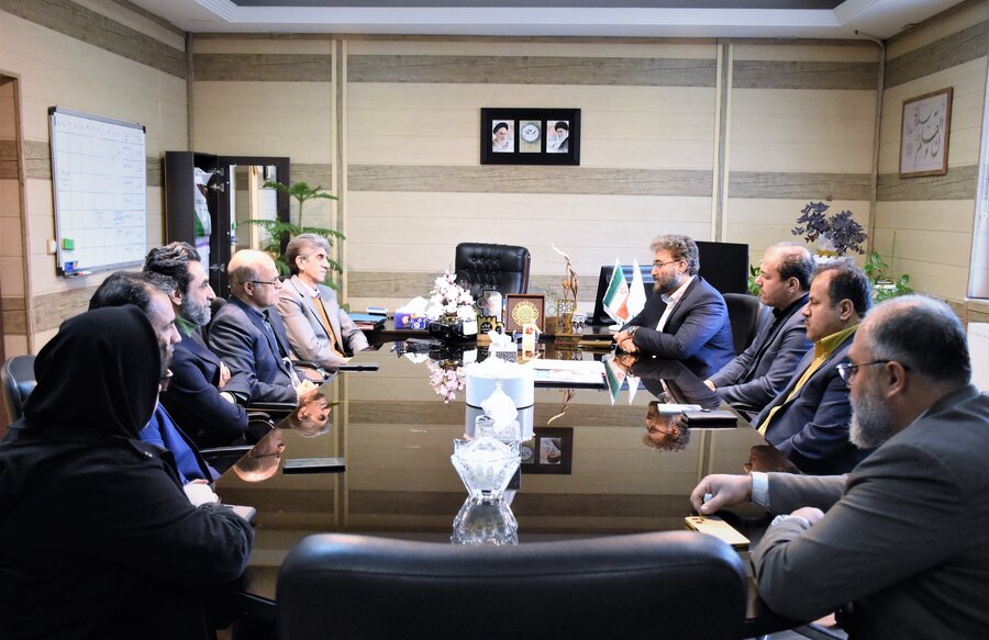 دیدار مدیر شعب بانک رفاه با مدیرکل بهزیستی