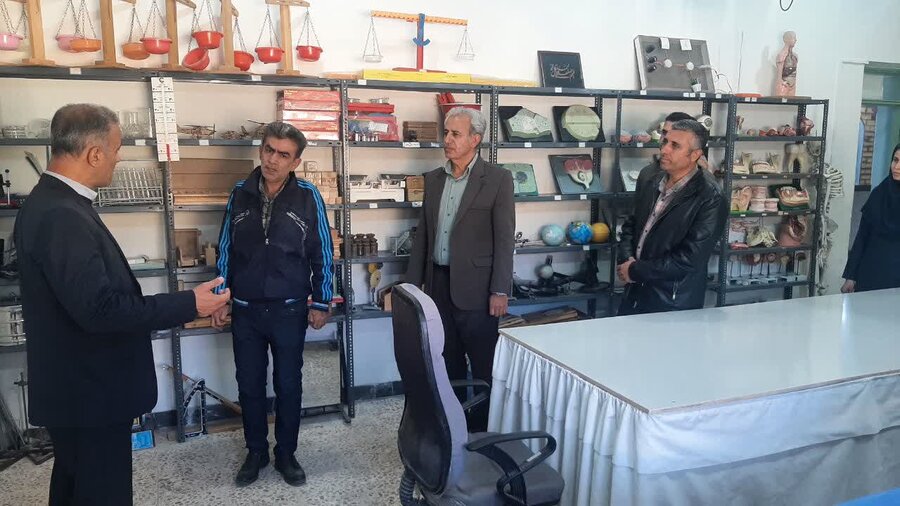 بازدید شهردار قروه و رئیس بهزیستی از مدرسه استثنایی شفا
