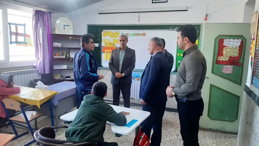 بازدید شهردار قروه و رئیس بهزیستی از مدرسه استثنایی شفا
