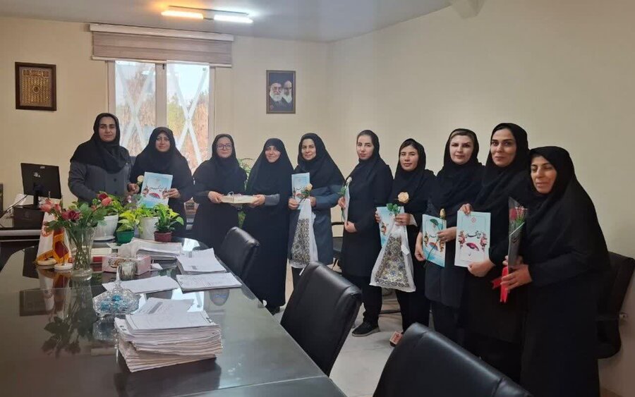 گرامیداشت میلاد حضرت فاطمه زهرا (س) در ادارات بهزیستی استان با تقدیر از بانوان شاغل