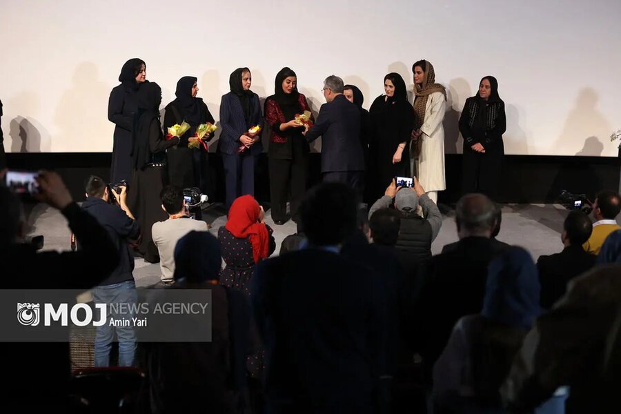 تقدیر از مادران و مادریاران شیرخوارگاه‌های آمنه و شبیر در افتتاحیه سینماحقیقت