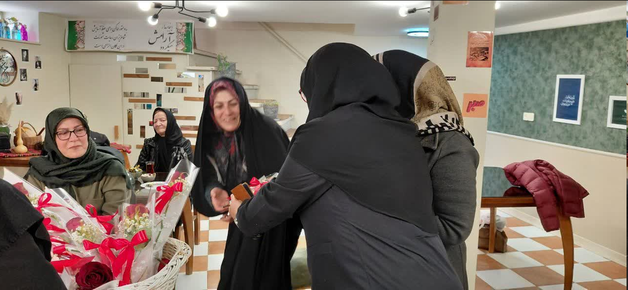 برگزاری جشن روز زن و مادر در کافه نارمیلا شهر بهار به همت مرکز مثبت زندگی ۳۳۸ بهزیستی شهرستان بهار