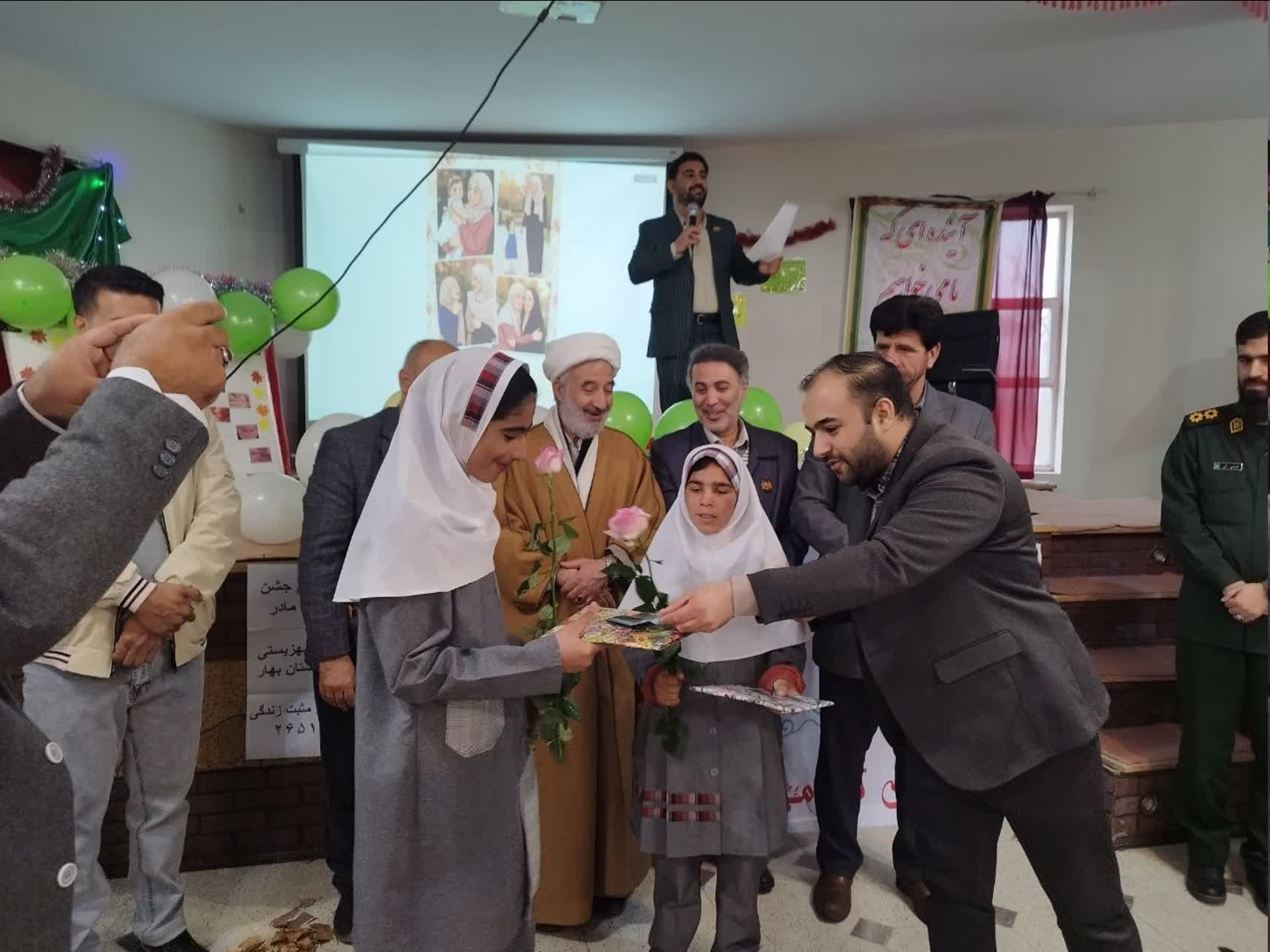 گزارش تصویری قدردانی از مادران فداکار و دانش‌آموزان استثنایی