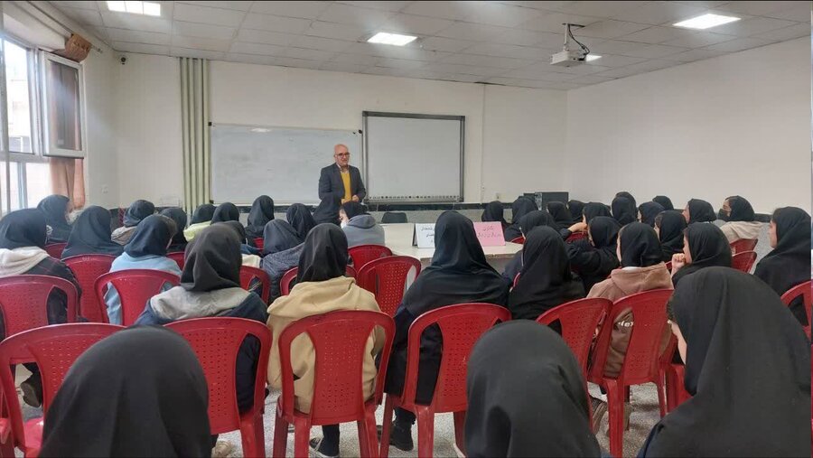 کارگاه آموزشی پیشگیری از آسیب‌های فضای مجازی در دبیرستان توحید رزن برگزار شد