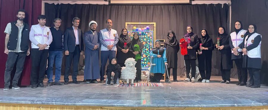 طبس/حضور کارکنان اورژانس اجتماعی در جمع گروه هنری «توانا» به مناسبت روز مادر