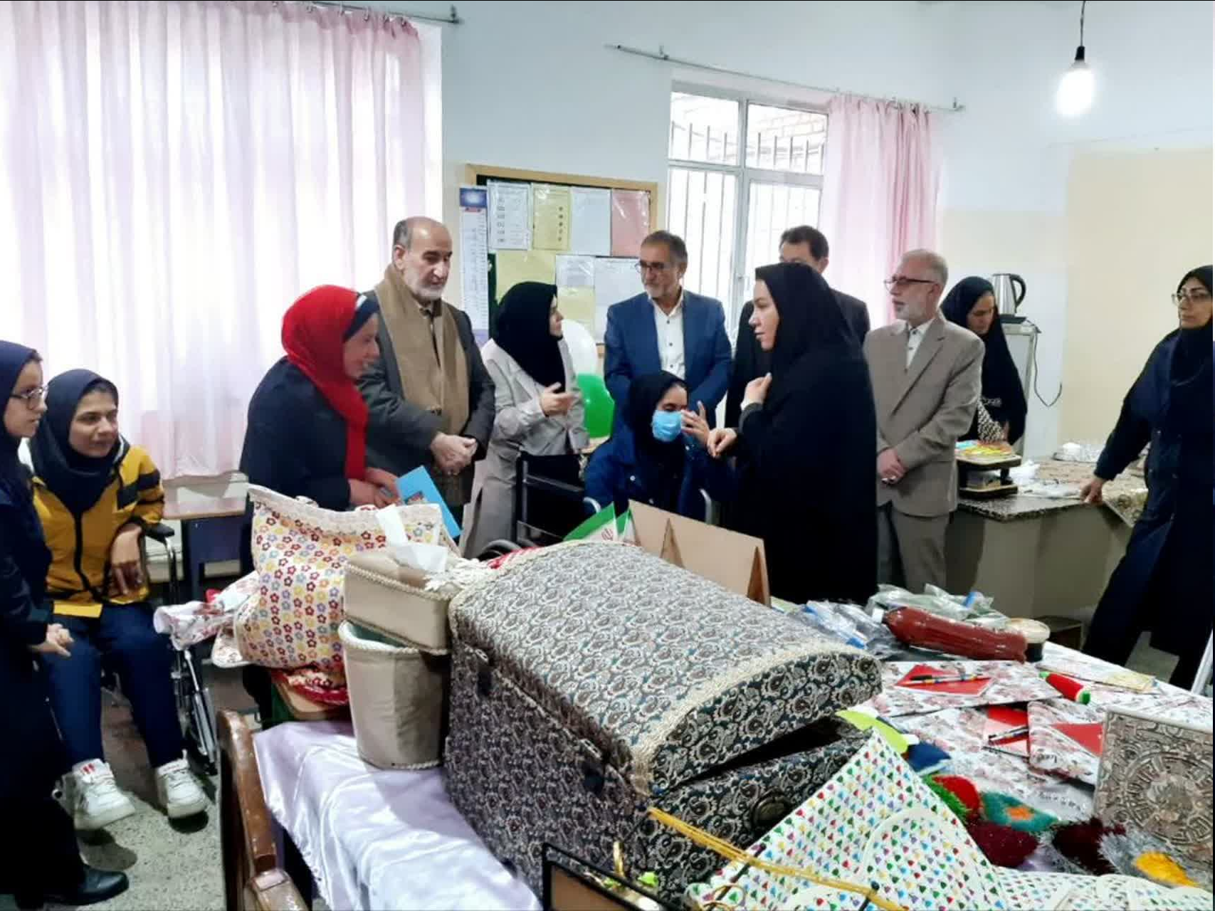 بازدید مسئولان از نمایشگاه دستاوردهای هنرجویان دارای معلولیت هنرستان فنی و حرفه‌ای تویسرکان