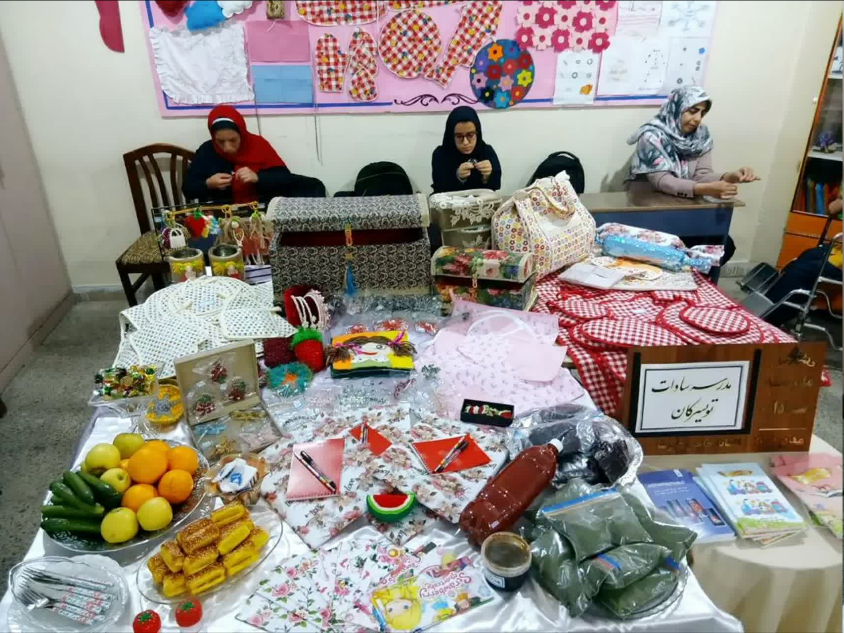 بازدید مسئولان از نمایشگاه دستاوردهای هنرجویان دارای معلولیت هنرستان فنی و حرفهای تویسرکان