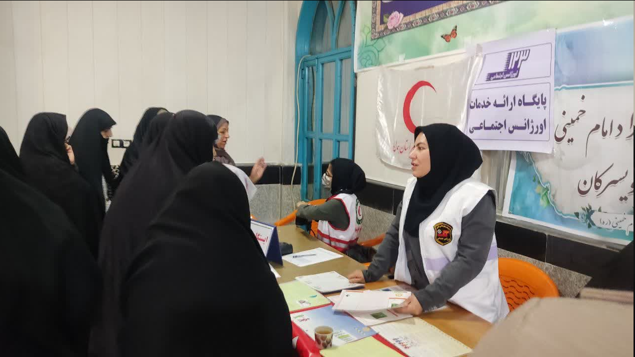 میز خدمت بهزیستی به مناسبت بزرگداشت روز زن و مقام مادر در شهرستان تویسرکان برپا شد