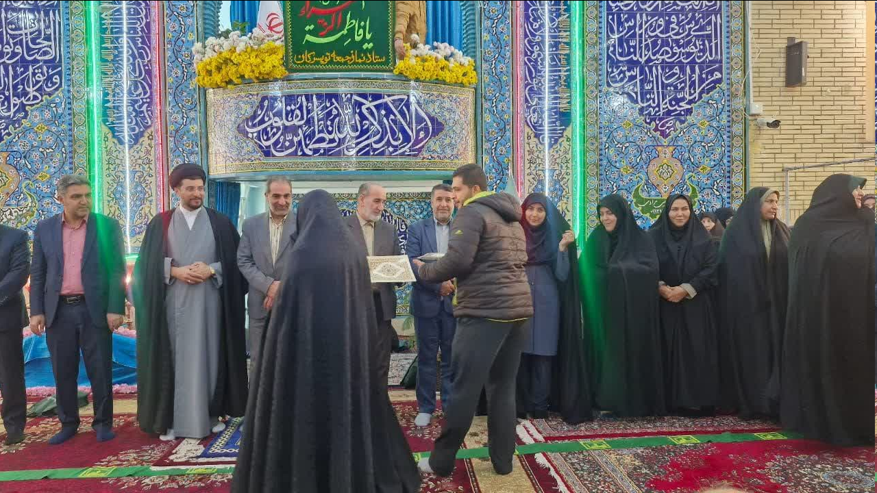 میز خدمت بهزیستی به مناسبت بزرگداشت روز زن و مقام مادر در شهرستان تویسرکان برپا شد