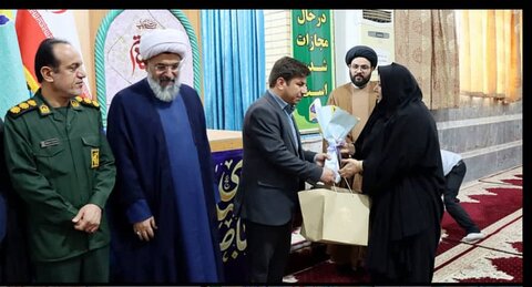 میز خدمت بهزیستی استان بوشهر در مصلی نماز جمعه شهر خورموج