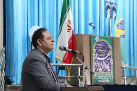 برگزاری میز خدمت و سخنرانی پیش از خطبه‌ها توسط مدیر بهزیستی شهرستان کرج در مصلی نماز جمعه محمدشهر