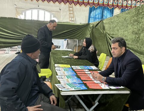 برگزاری میز خدمت و سخنرانی پیش از خطبه‌ها توسط مدیر بهزیستی شهرستان کرج در مصلی نماز جمعه محمدشهر