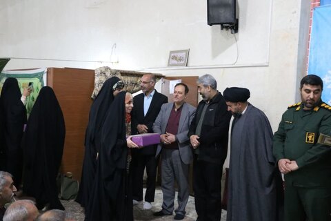 کرج  | برگزاری میز خدمت و سخنرانی پیش از خطبه‌ها توسط مدیر بهزیستی شهرستان کرج در مصلی نماز جمعه محمدشهر