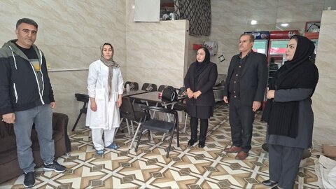 دیدار معاون فرماندار کامیاران با زنان سرپرست خانوار شاغل در گروه‌های همیار