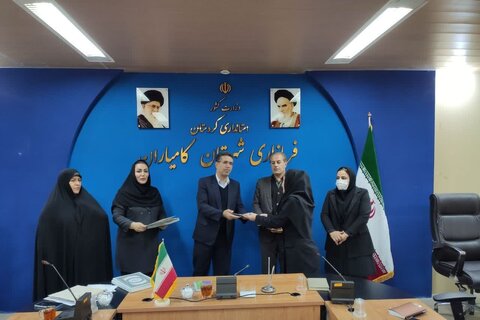 تقدیر فرماندار کامیاران از بانوان شاغل در بهزیستی