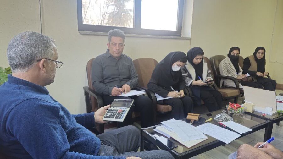 پارس آباد| برگزاری کمیته کمک هزینه درمان حوزه توانبخشی بهزیستی پارس‌آباد.