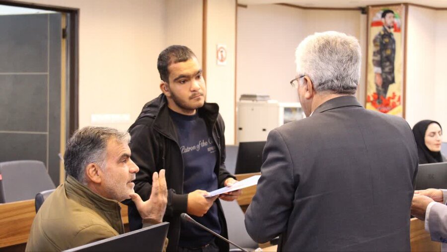 آران و بیدگل| نشست صمیمانه جمعی از افراد دارای معلولیت با فرماندار شهرستان