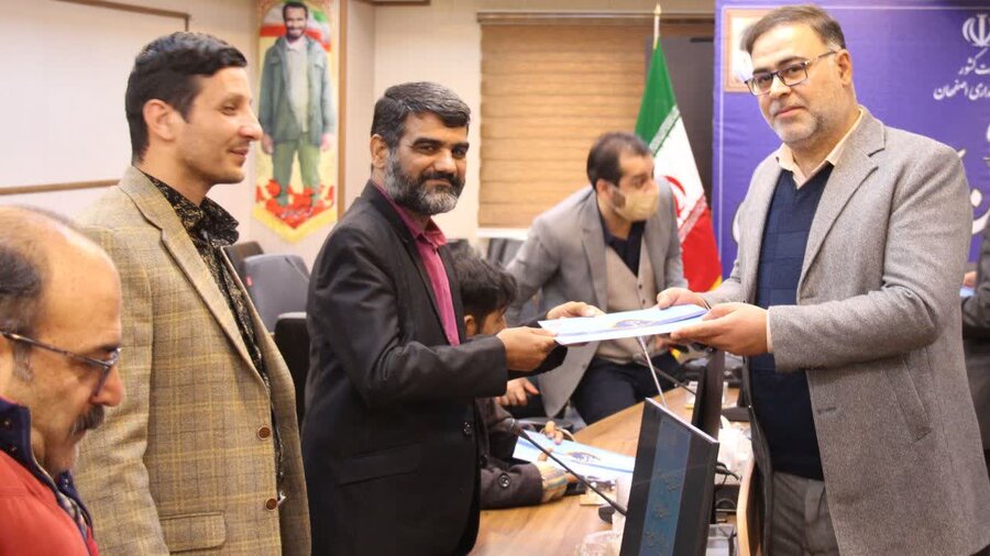 آران و بیدگل| نشست صمیمانه جمعی از افراد دارای معلولیت با فرماندار شهرستان