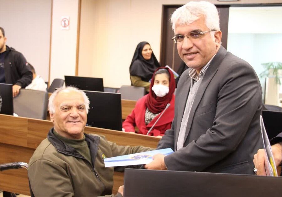 آران و بیدگل| نشست صمیمانه جمعی از افراد دارای معلولیت با فرماندار شهرستان