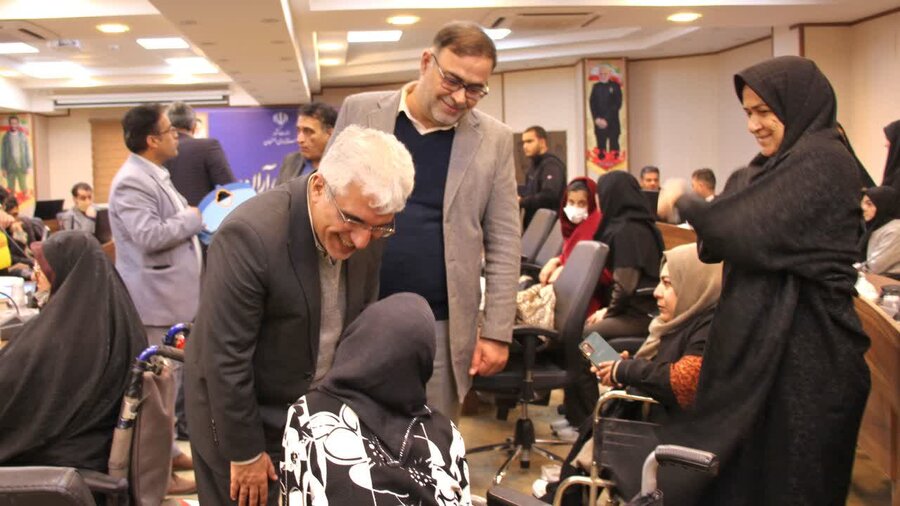 آران و بیدگل| نشست صمیمانه جمعی از افراد دارای معلولیت با فرماندار شهرستان