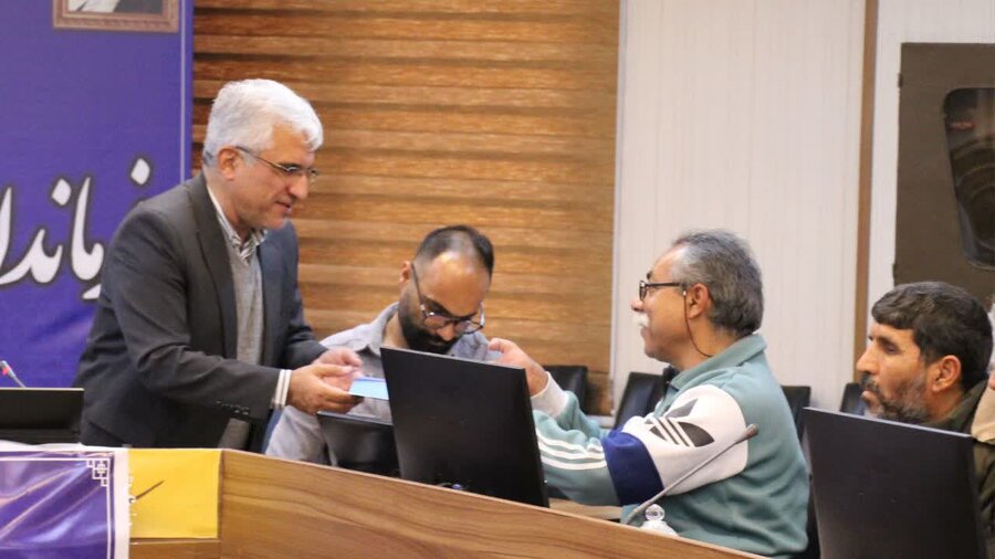 آران و بیدگل| نشست صمیمانه جمعی از افراد دارای معلولیت با فرماندار شهرستان