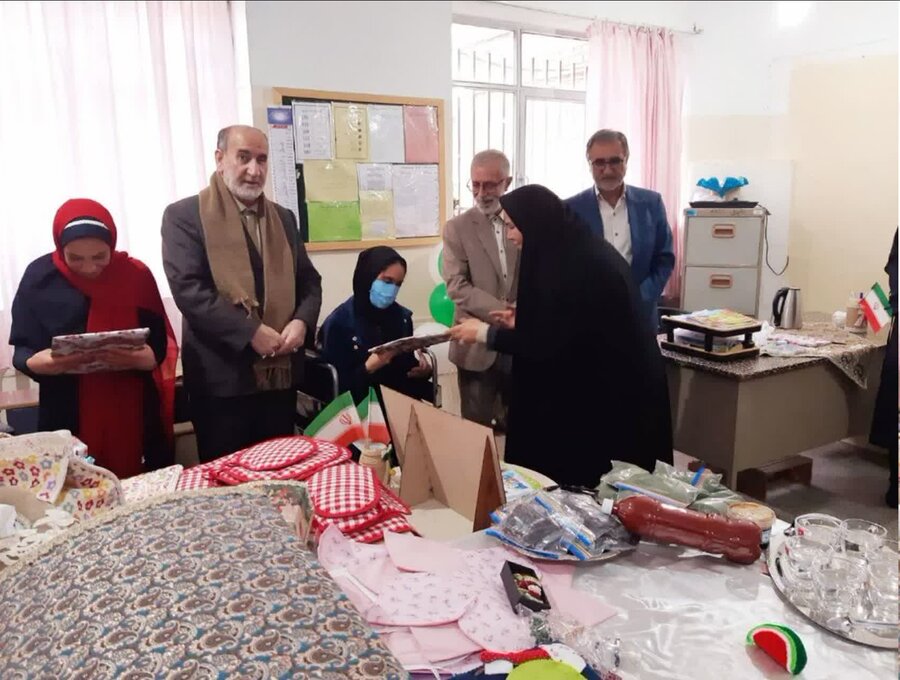 بازدید مسئولان از نمایشگاه دستاوردهای هنرجویان دارای معلولیت هنرستان فنی و حرفه‌ای تویسرکان