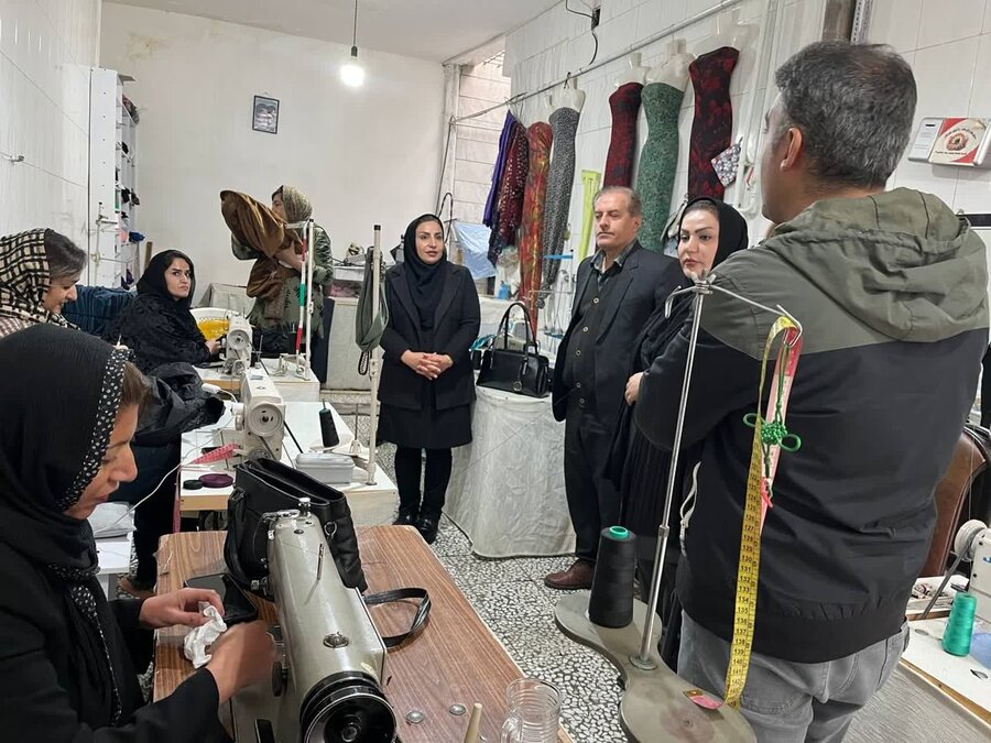 دیدار معاون فرماندار کامیاران با زنان سرپرست خانوار شاغل در گروههای همیار