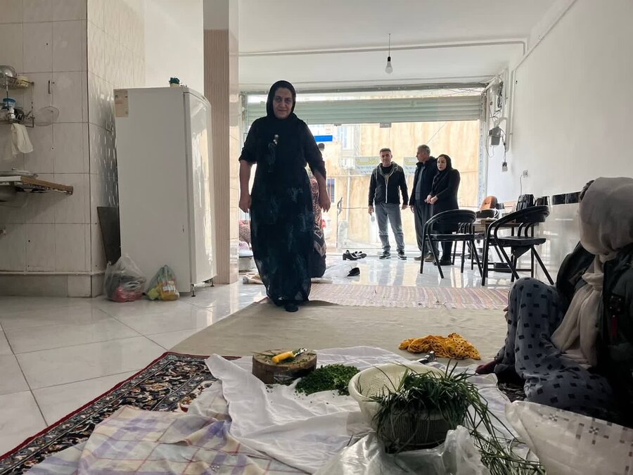 دیدار معاون فرماندار کامیاران با زنان سرپرست خانوار شاغل در گروههای همیار