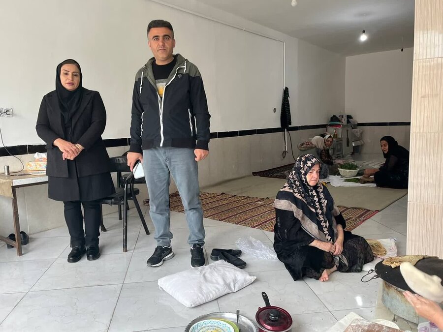 دیدار معاون فرماندار کامیاران با زنان سرپرست خانوار شاغل در گروه‌های همیار
